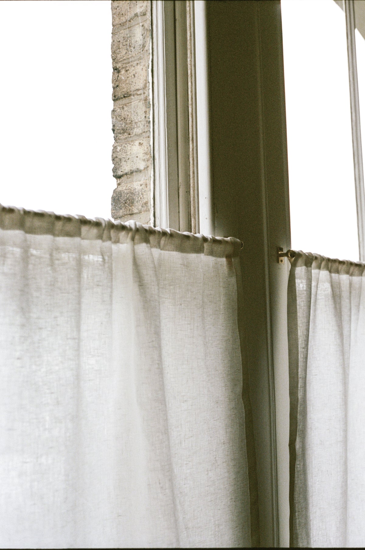 The cafe curtain - lightweight linen with a pocket top - elderfield turpentine