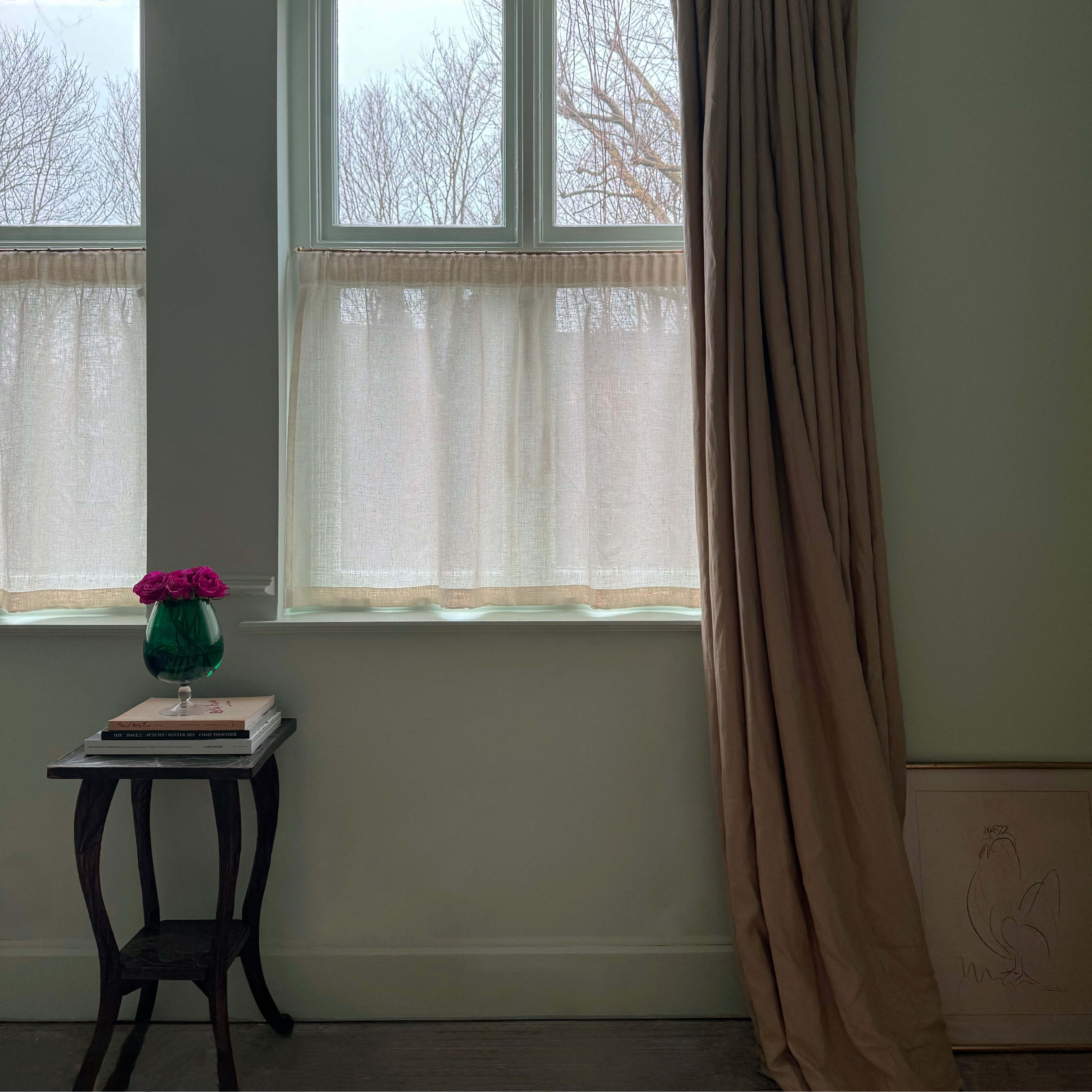 The cafe curtain - open weave Netto linen with a pleated top