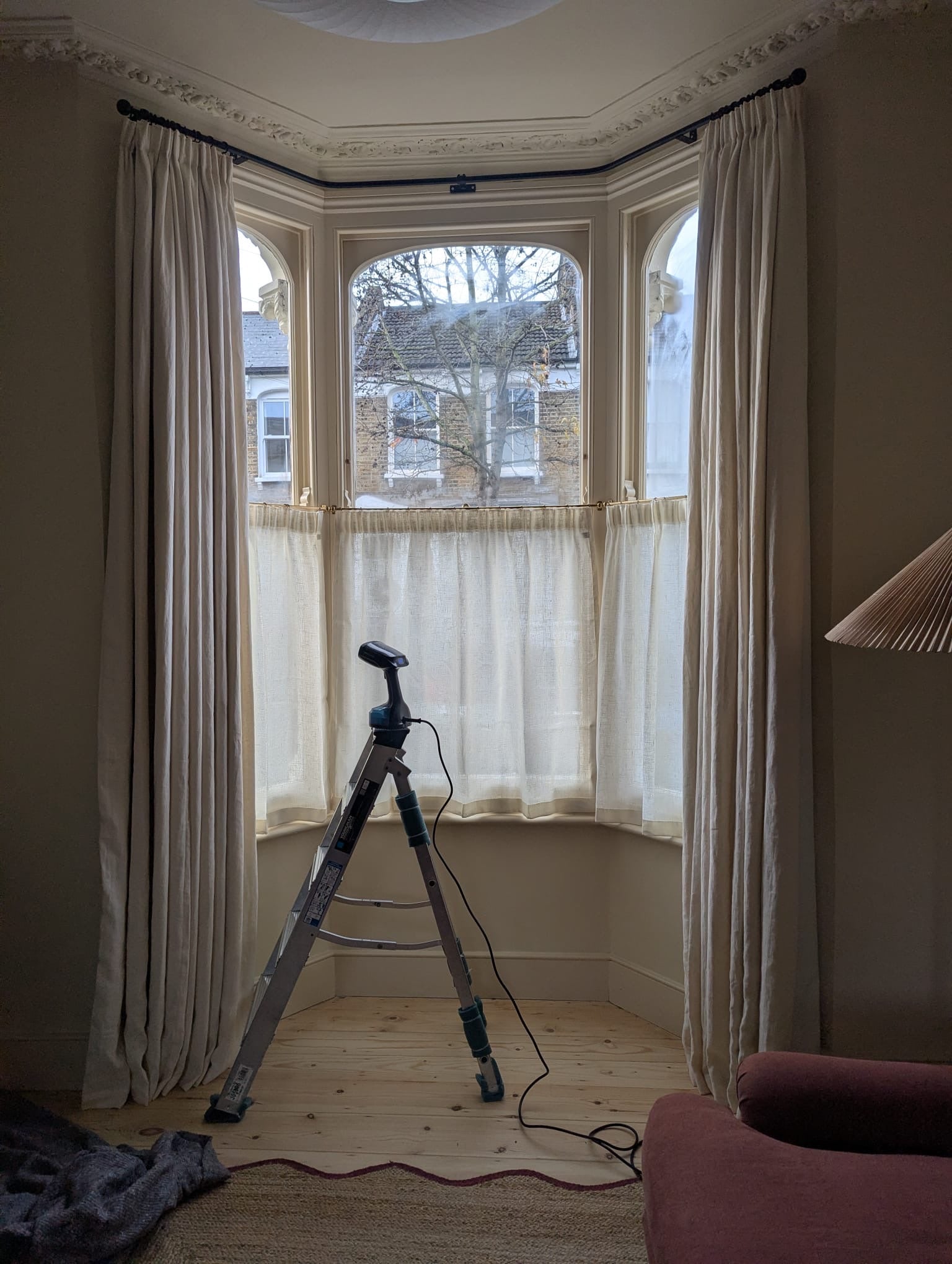 The cafe curtain - open weave Netto linen with a pleated top