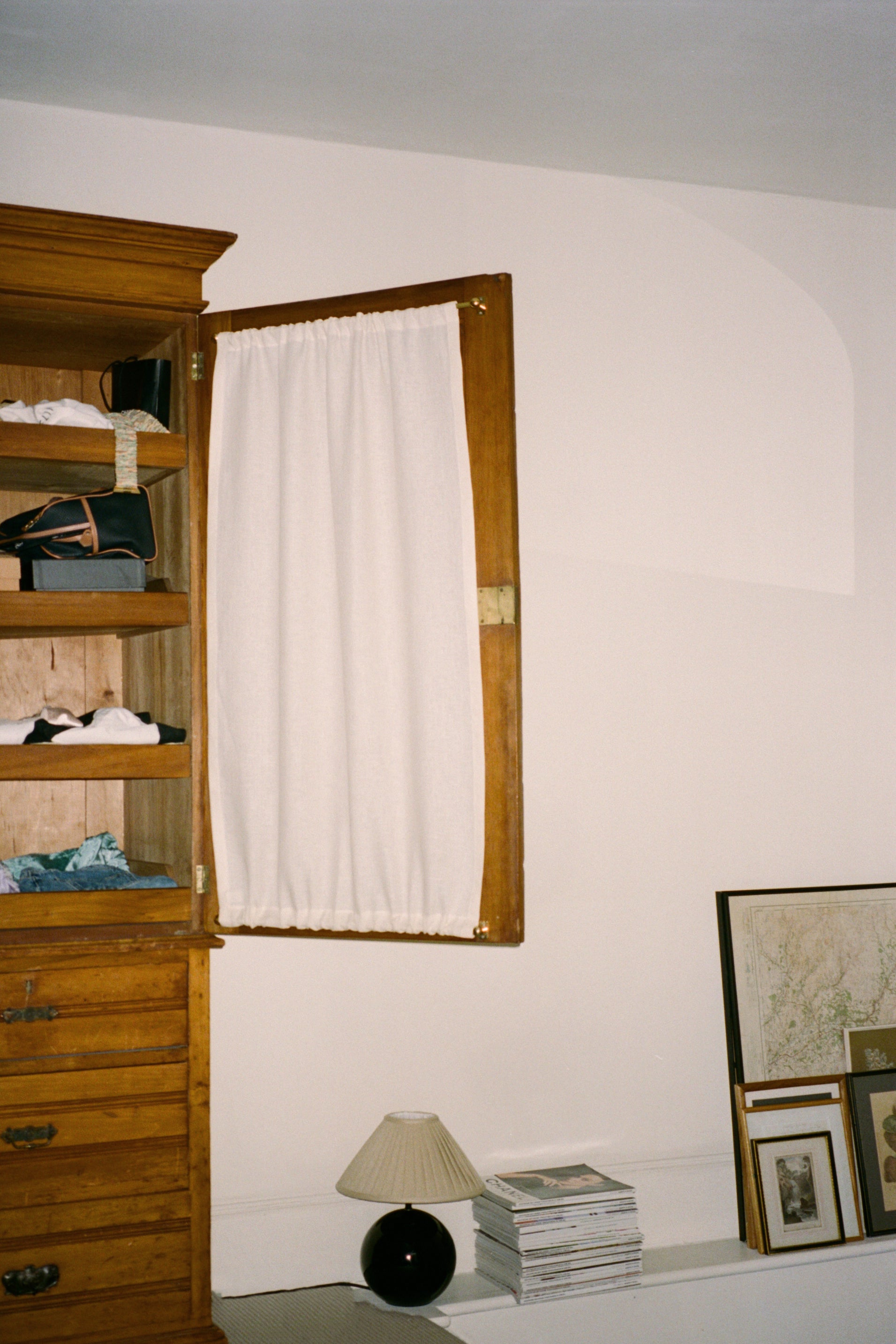 The cafe curtain - lightweight linen with a double pocket