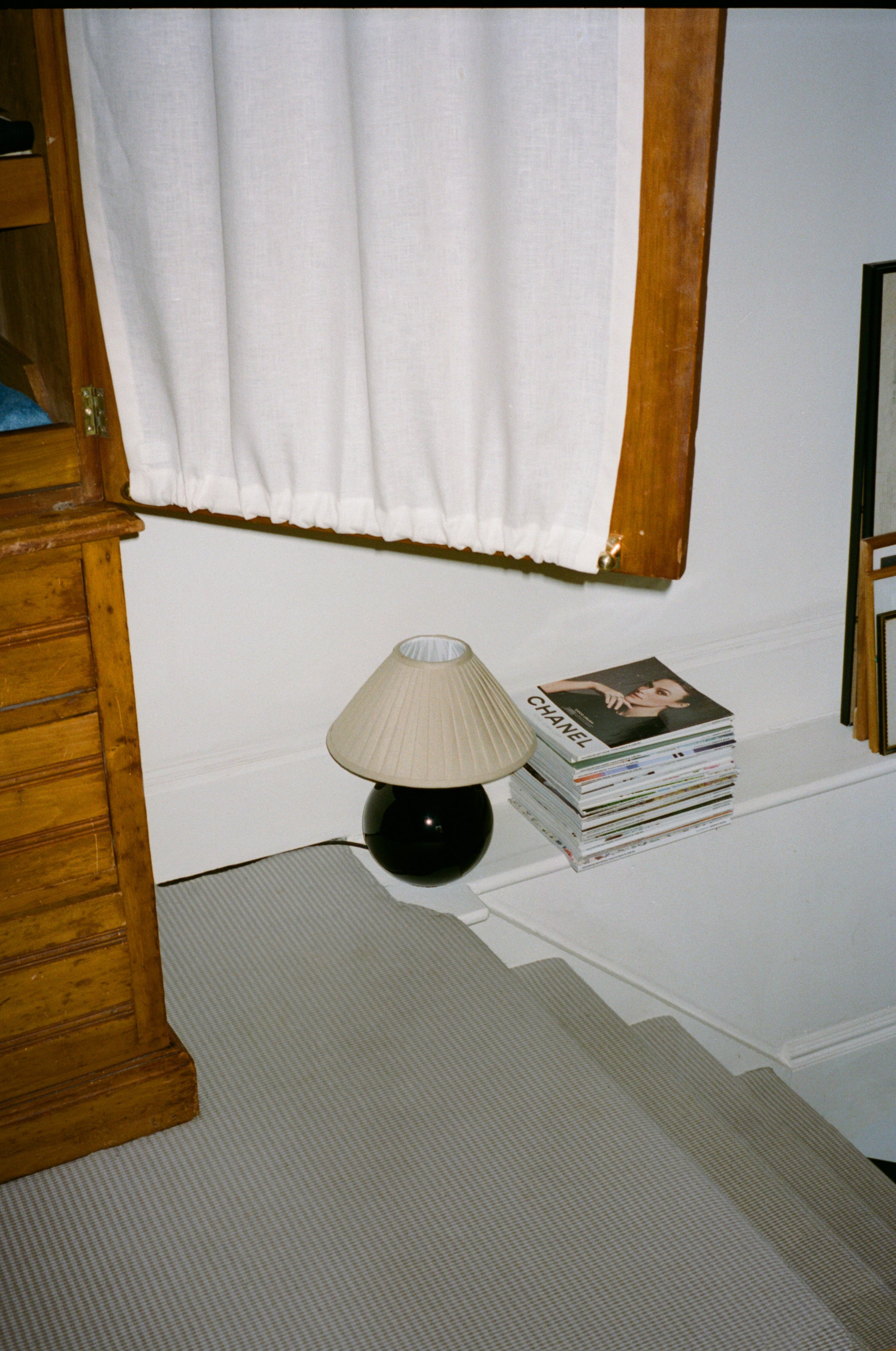 The cafe curtain - lightweight linen with a double pocket