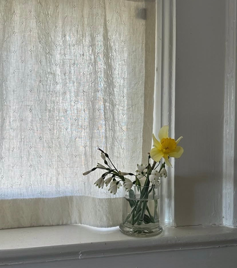 The cafe curtain - alvington linen with a pocket top