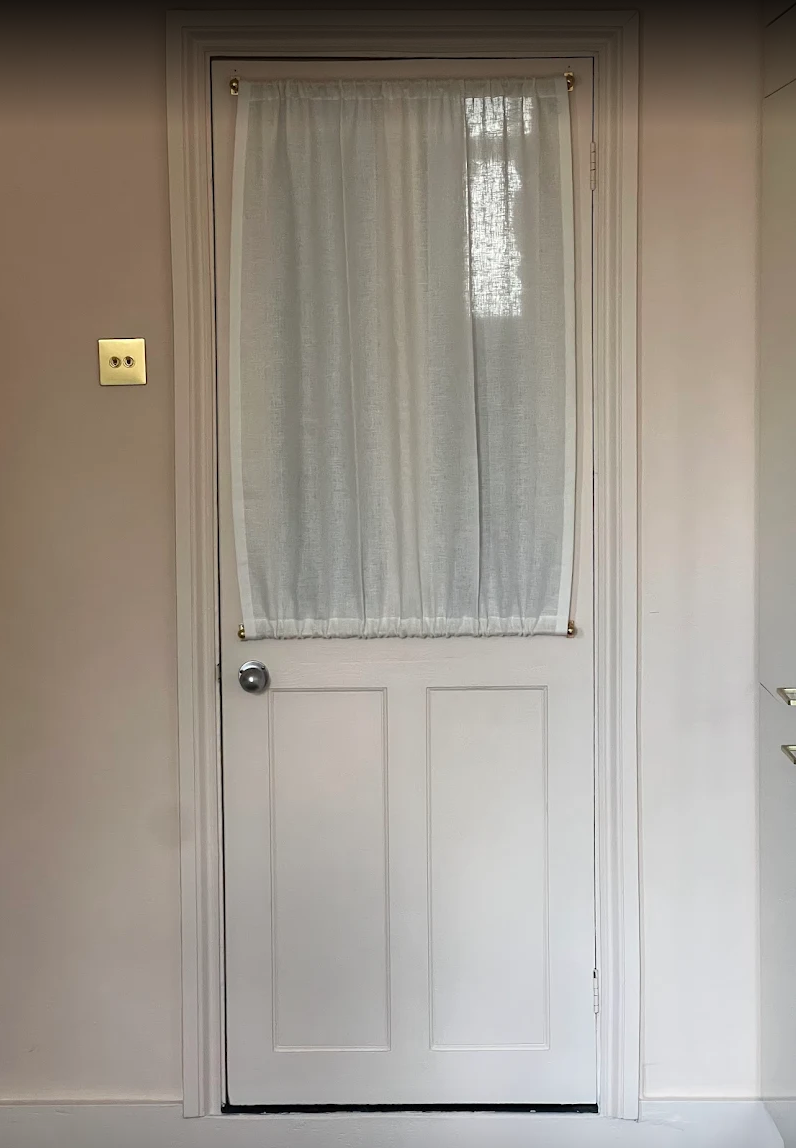 The cafe curtain - lightweight linen with a double pocket