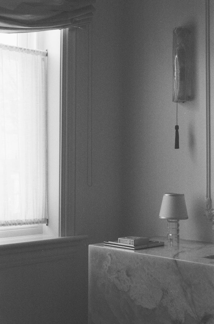 The cafe curtain - open weave Netto linen with a double pocket