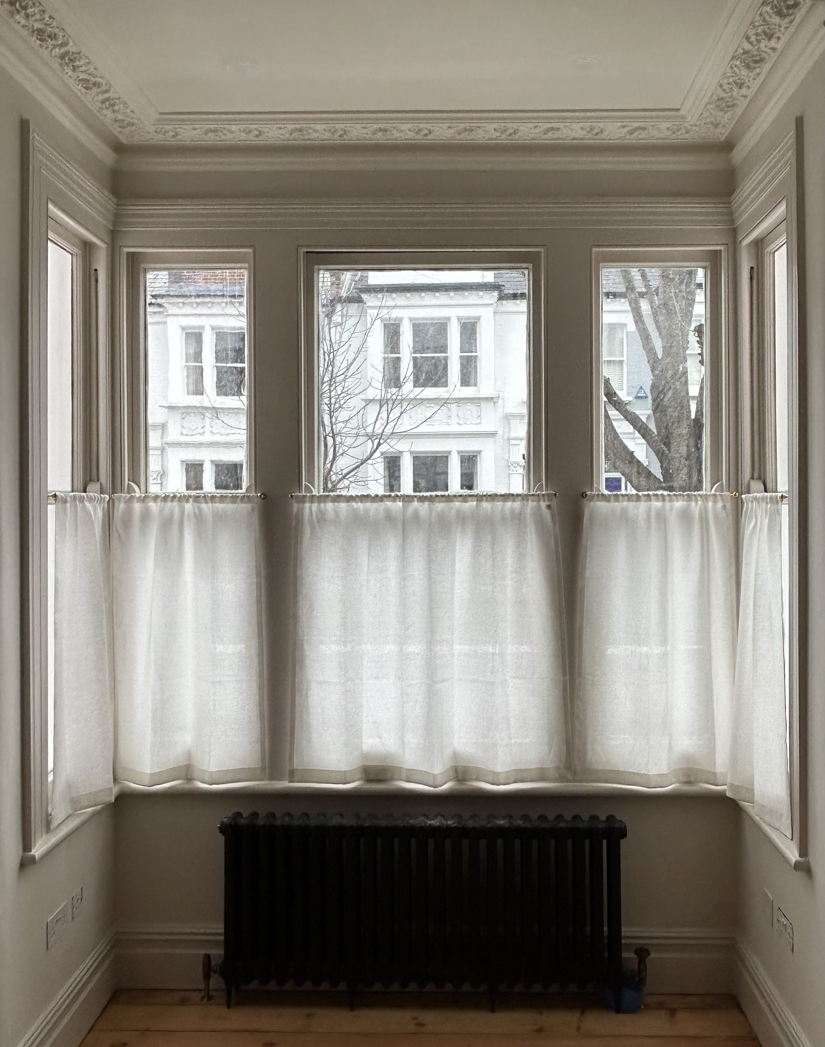 The cafe curtain - lightweight linen with a pocket top